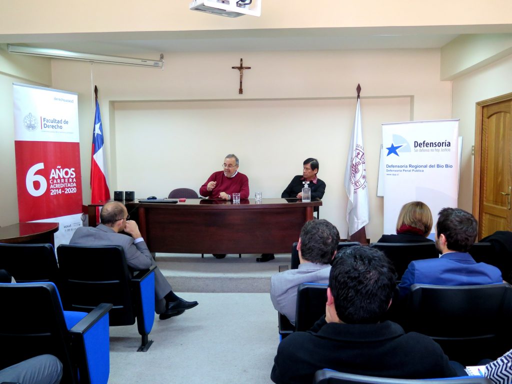 El Prof. Dr. Dr. h.c. mult. Luzón Peña durante su conferencia